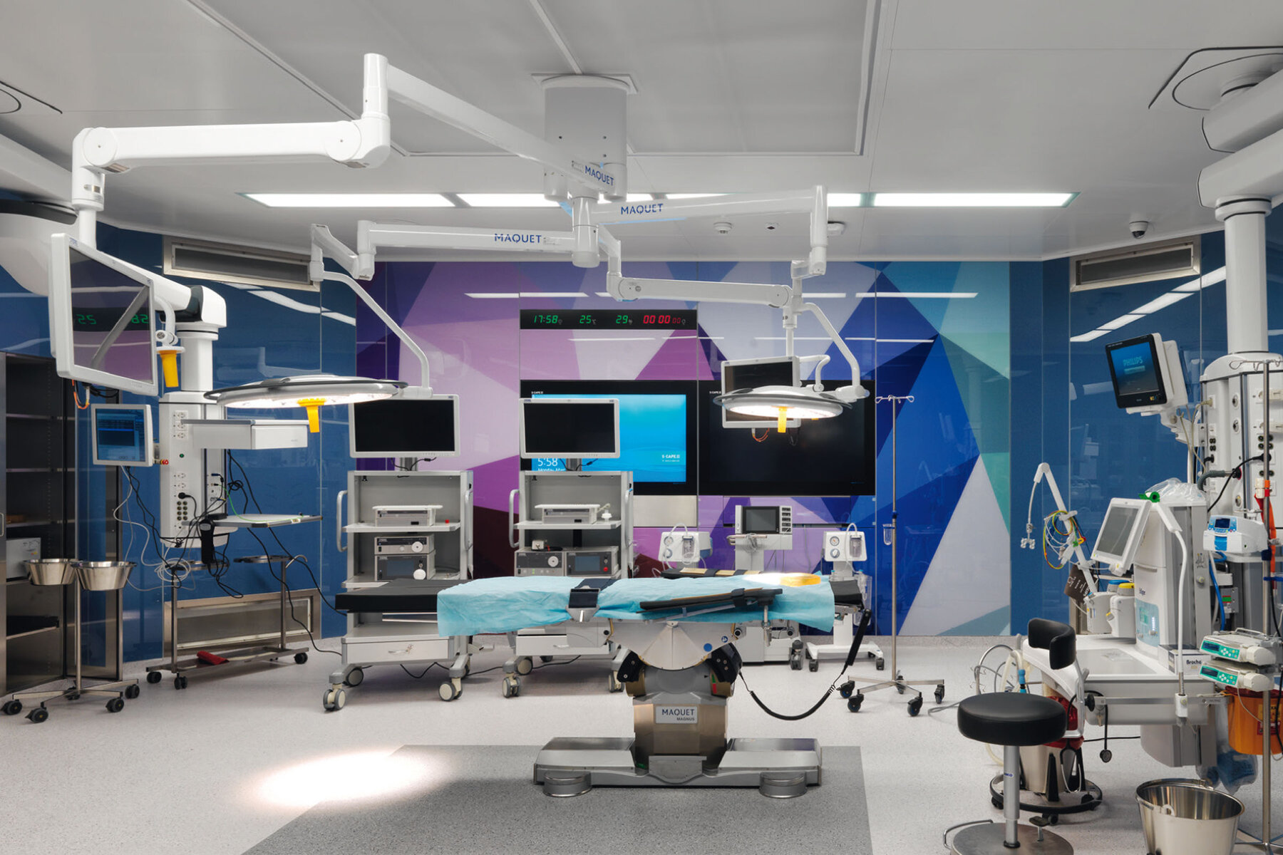 Operating room with glass wall system Glass wall system with motif print in the operating room