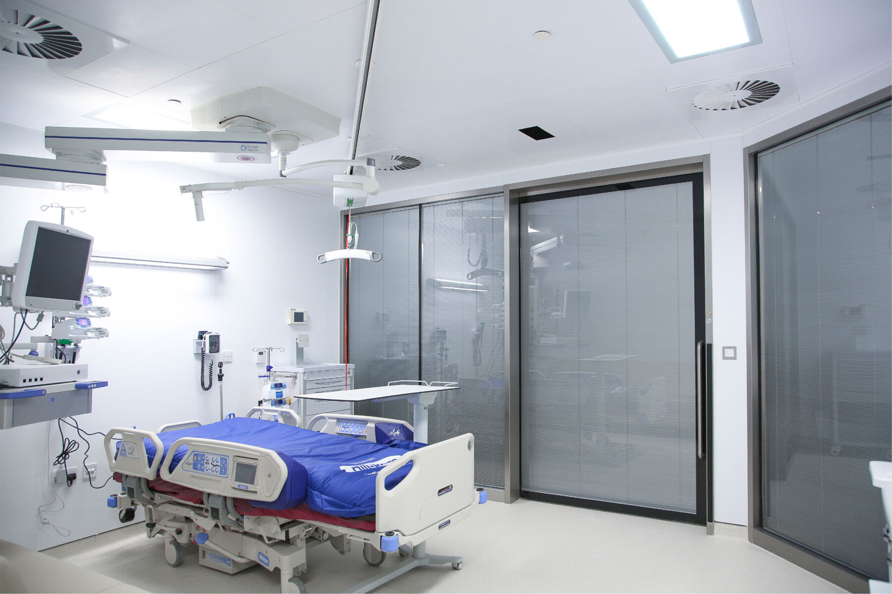 Intensive care room, New Jahra Hospital, Kuwait Intensive care room in hospital with floor-to-ceiling glazing, New Jahra Hospital, Kuwait