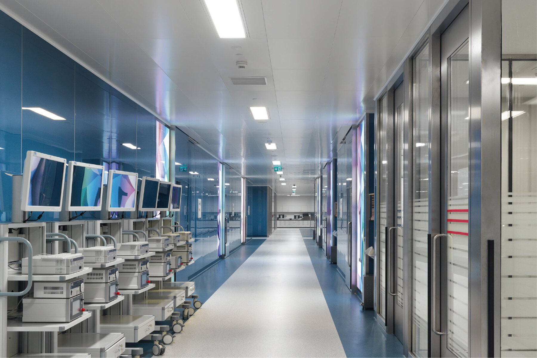 Corridor in the operating area Glass wall system in the operating area, corridor in the operating tract