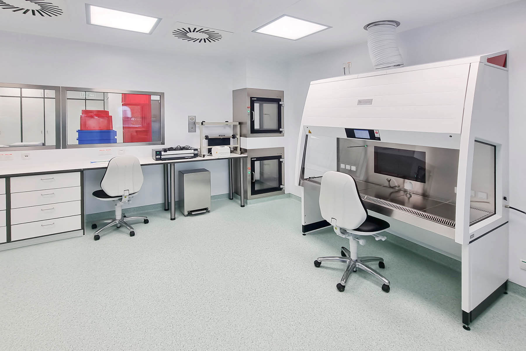 GMP Reinraum mit Materialdurchreichen