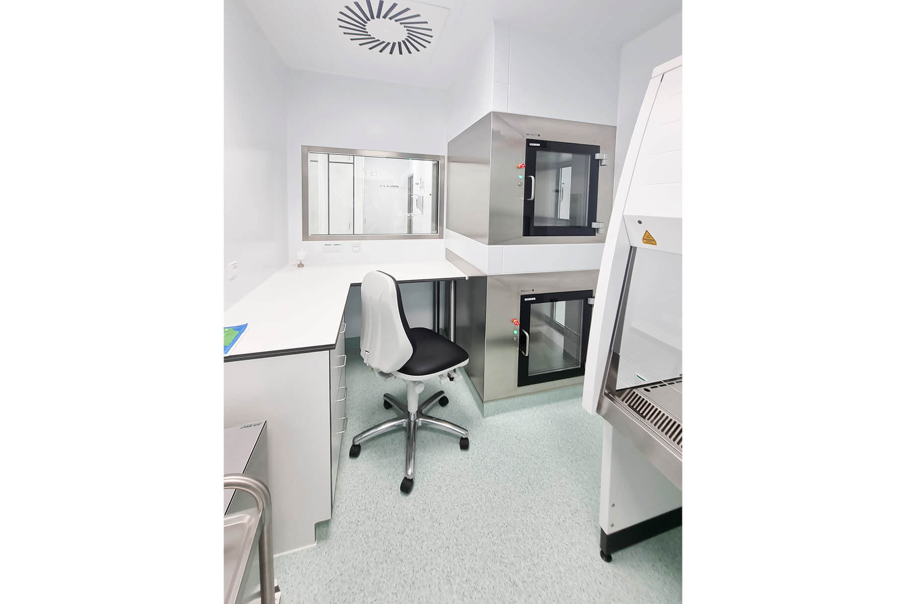 Pharmacy GMP Hospital Günzburg, material sluice