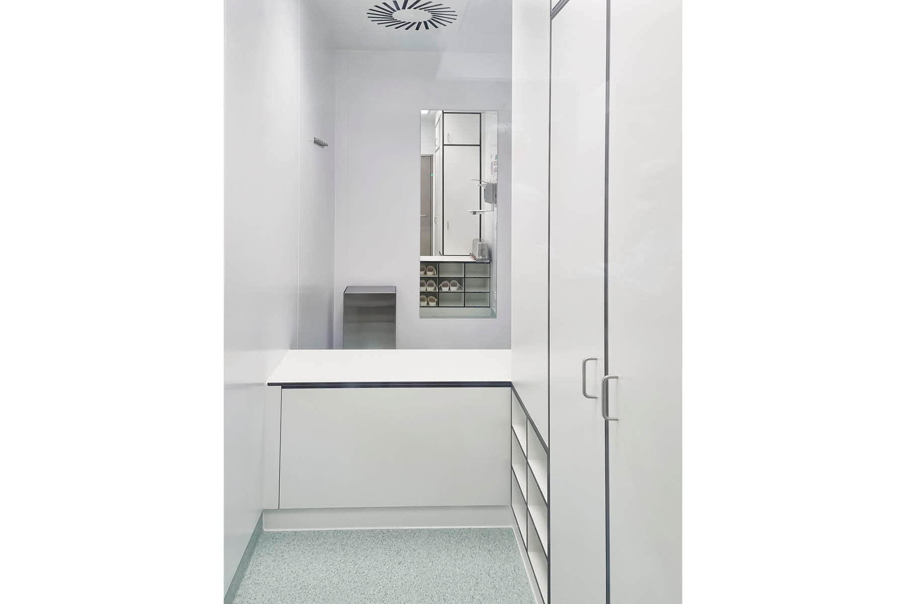 Pharmacy GMP Hospital Günzburg, locker room