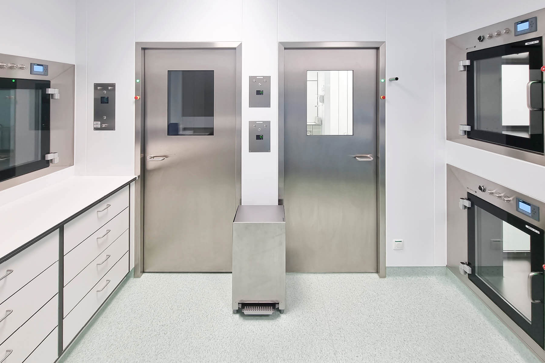 Pharmacy GMP Hospital Günzburg, cleanroom