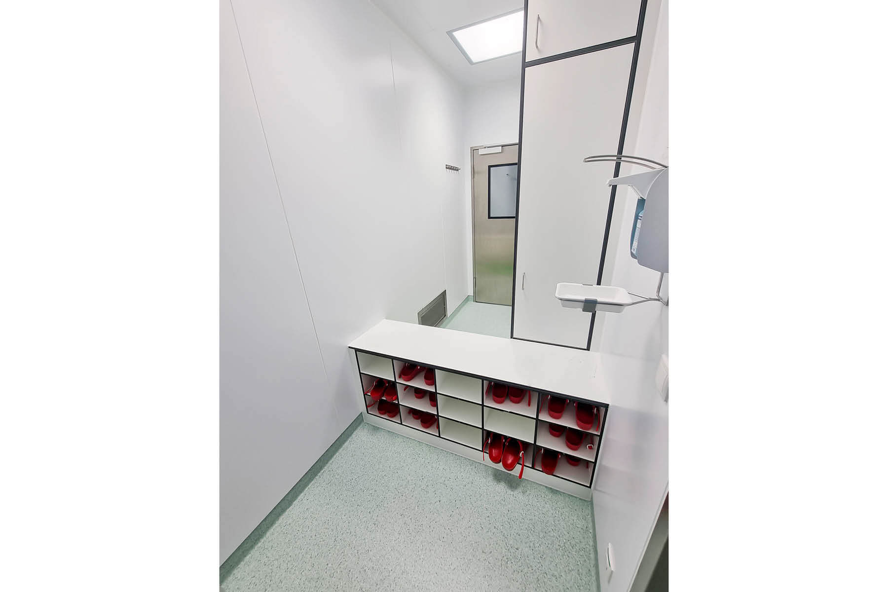 Pharmacy GMP Hospital Günzburg, locker room