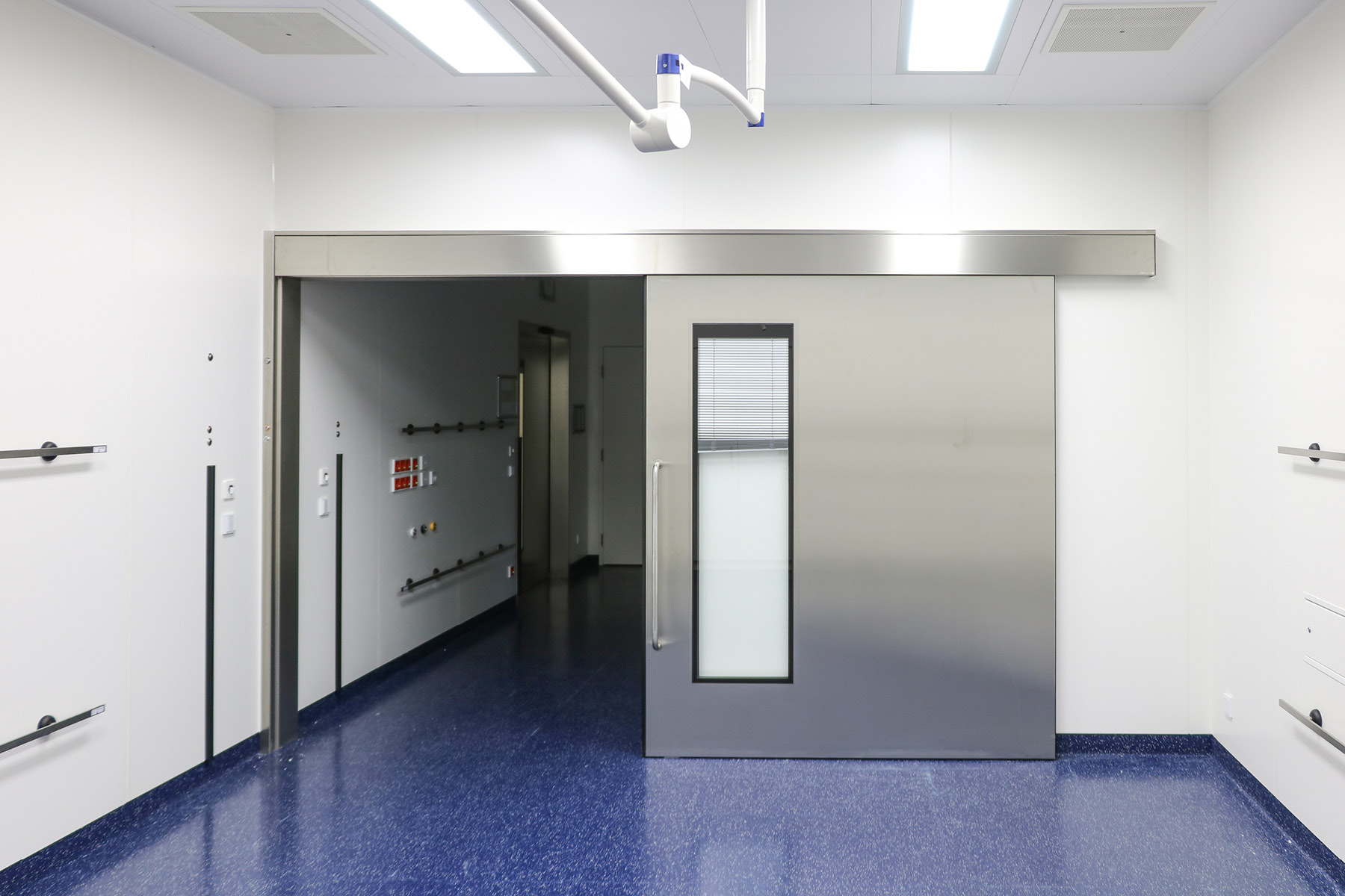Sliding door systems, anteroom to the operating room, Central Hospital Bolzano