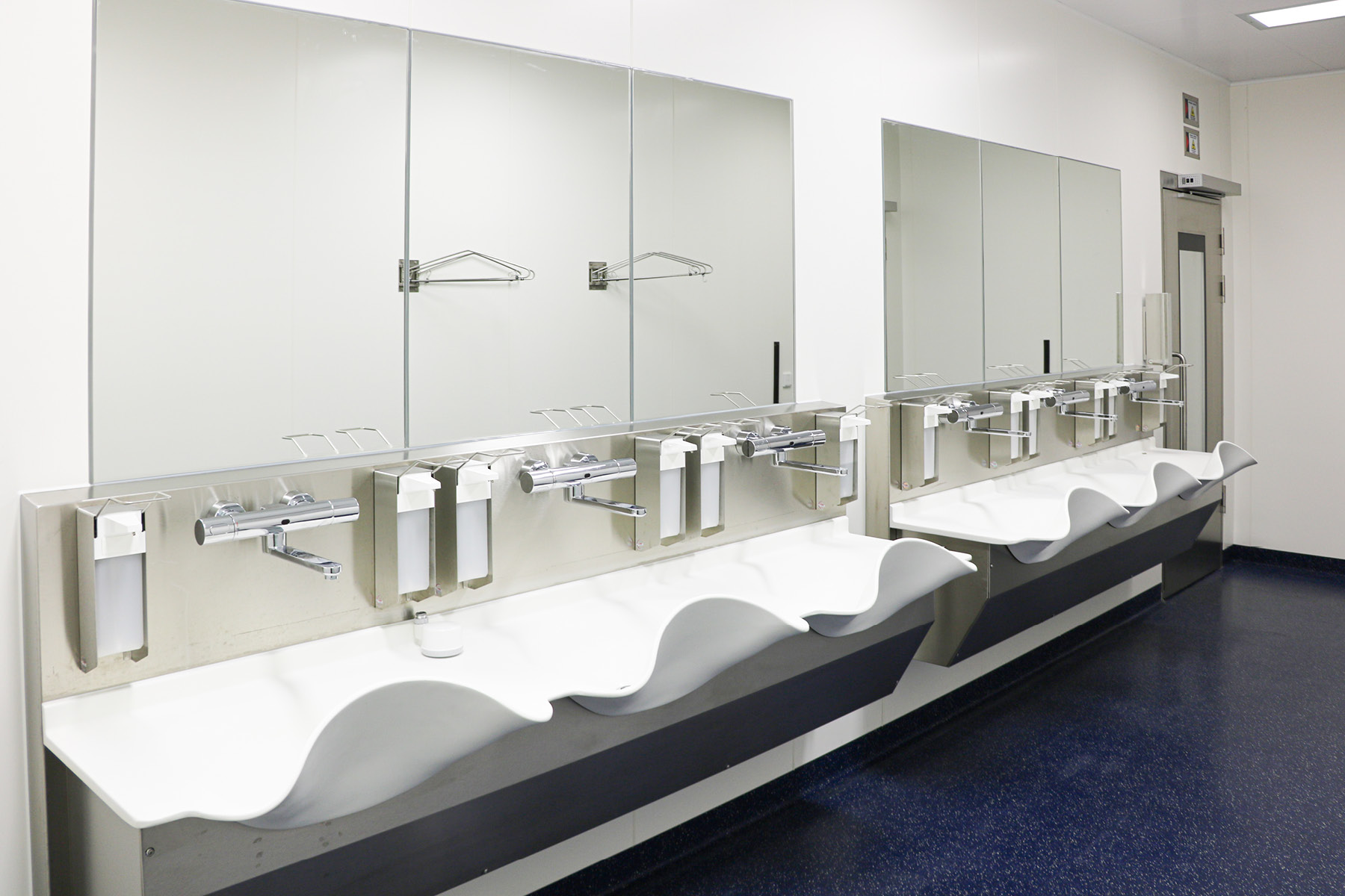 Washing facilities in the operating room, Central Hospital Bolzano