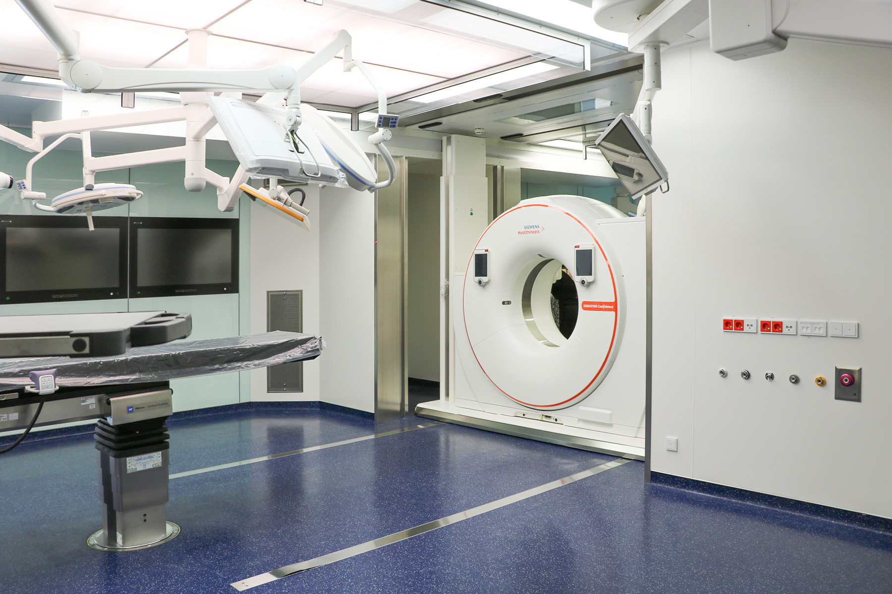Hybrid operating room with CT scanner at the Central Hospital Bolzano