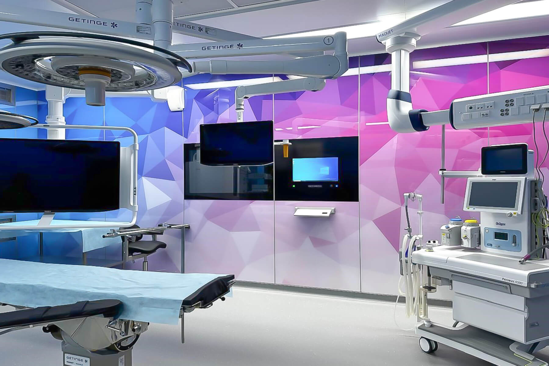 modulare operating room with wall print and integrated medical systems