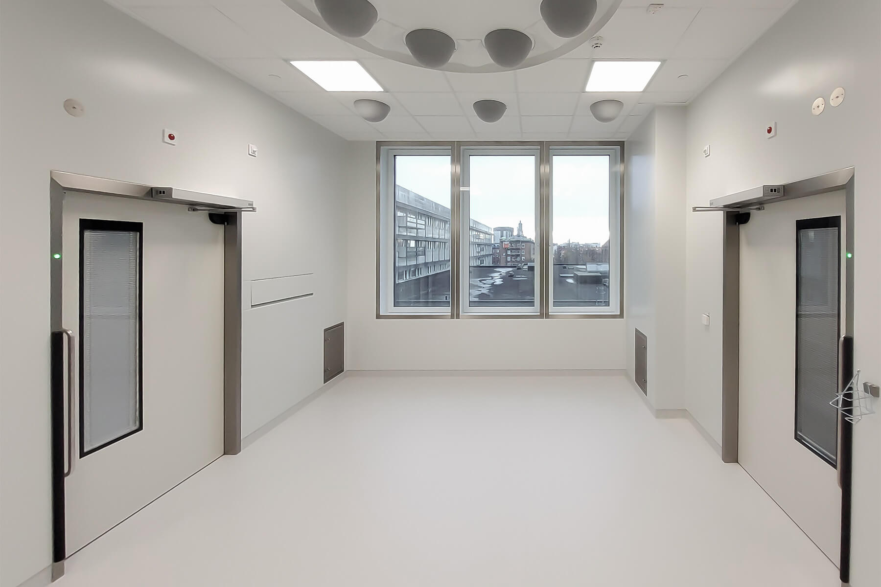 Hinged door and supply air ceiling system with temperature-controlled airflow