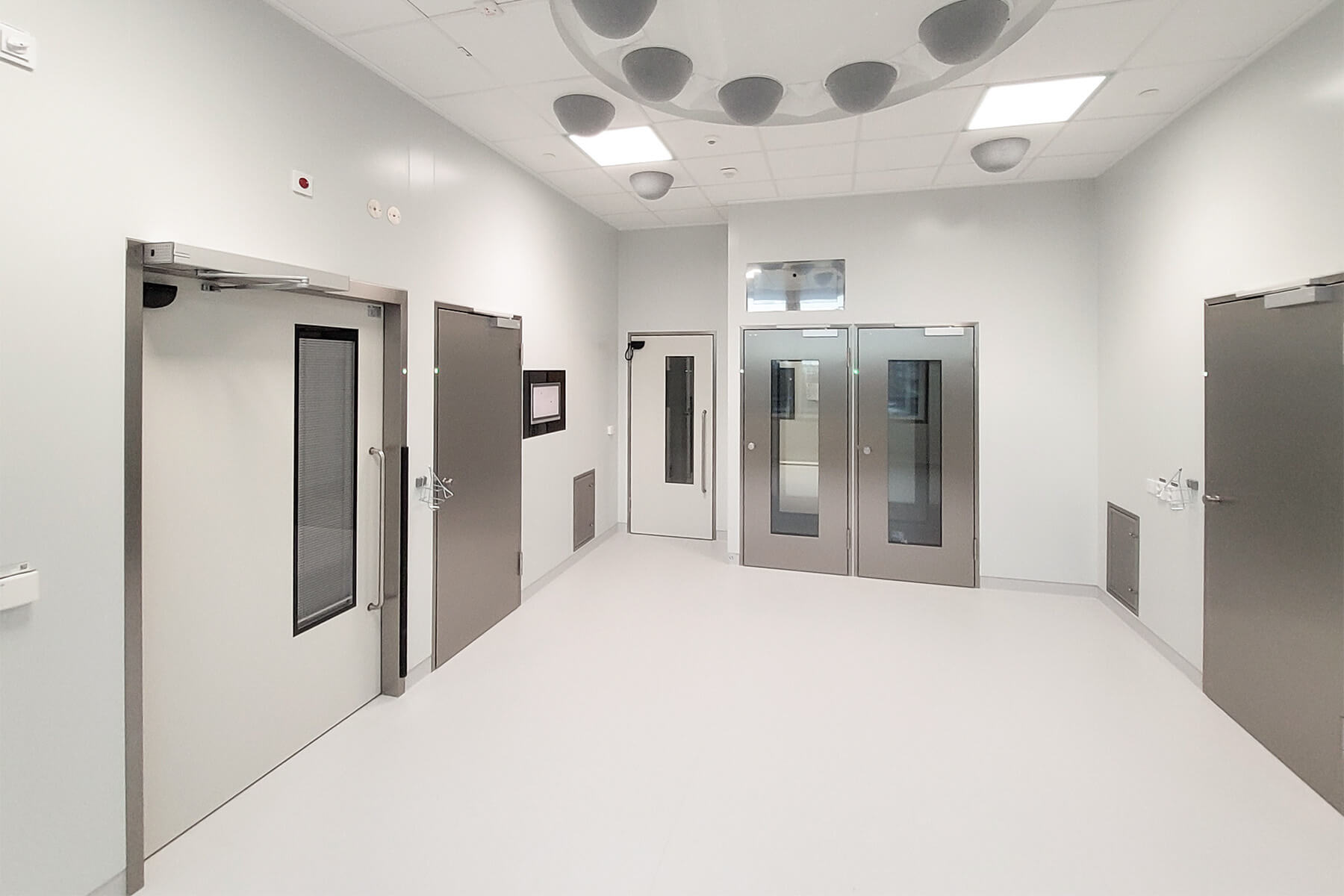 Door systems and OR supply air ceiling system with temperature-controlled airflow