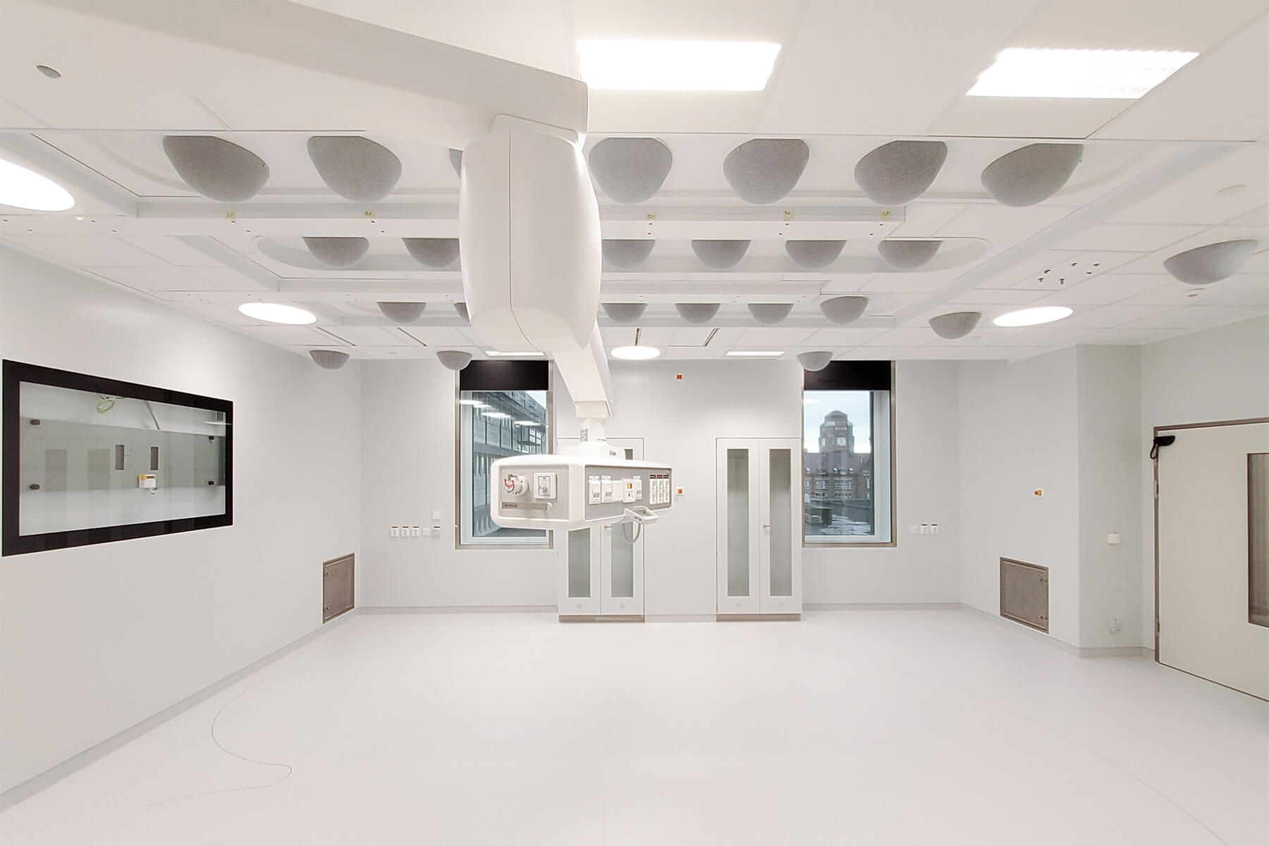 OR supply air ceiling system with temperature-controlled airflow