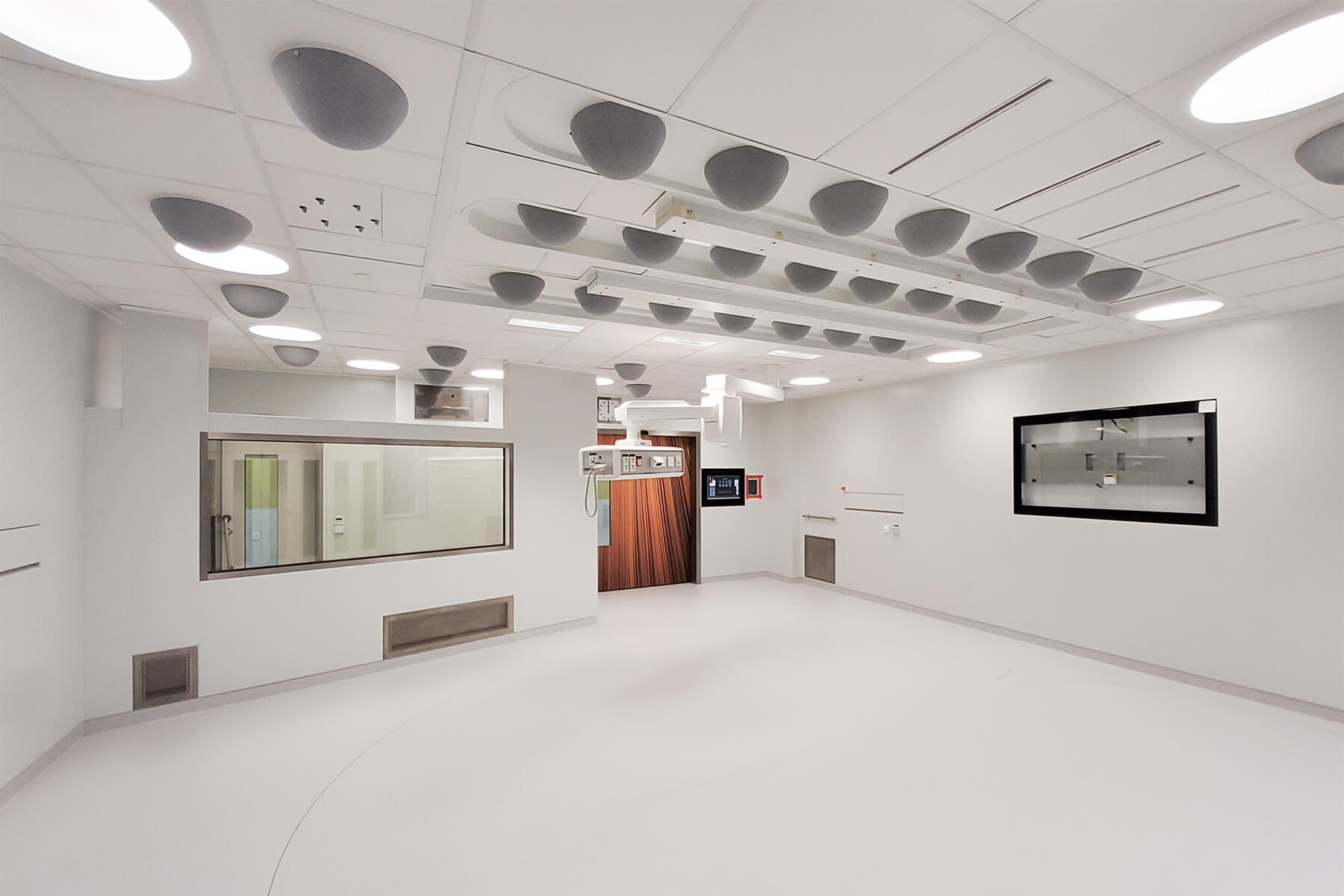 Sliding door with print and wall glazing in the OR