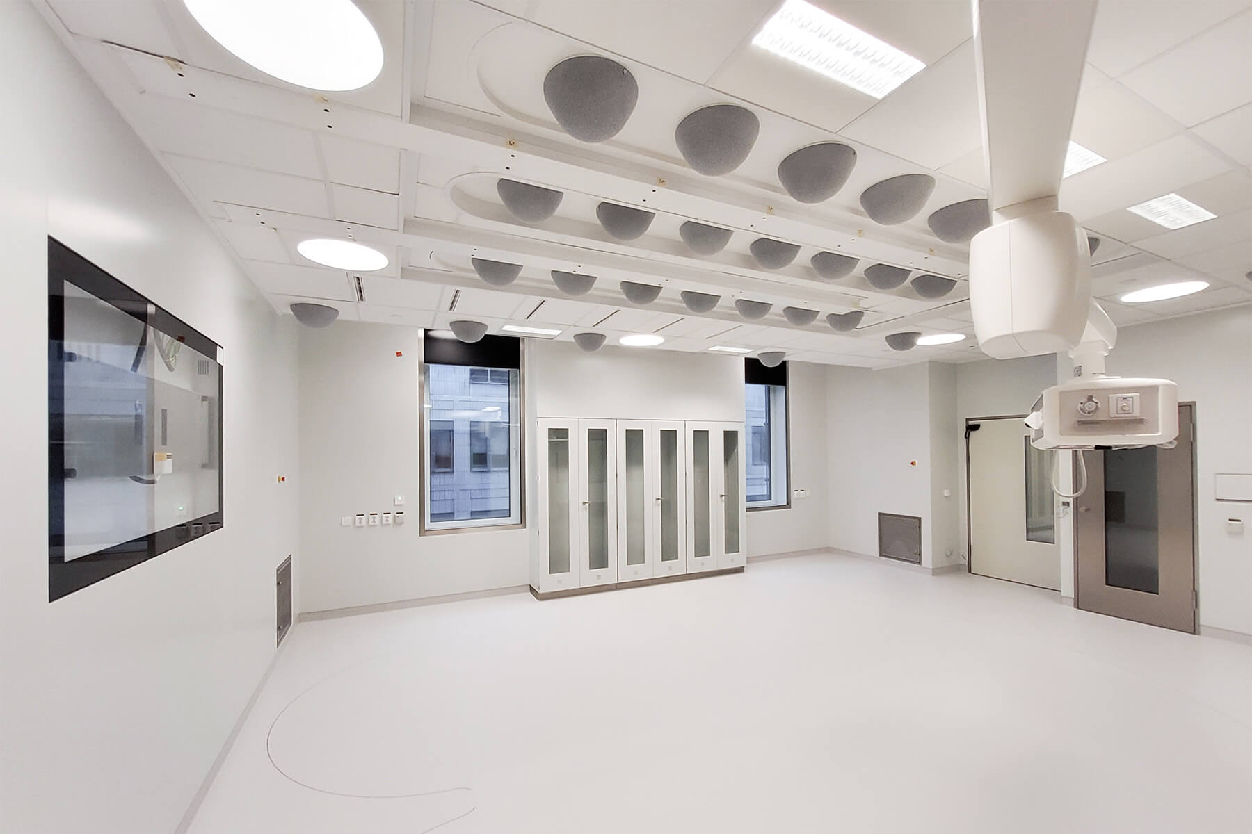 Wall glazing and OR supply air ceiling system with temperature-controlled airflow