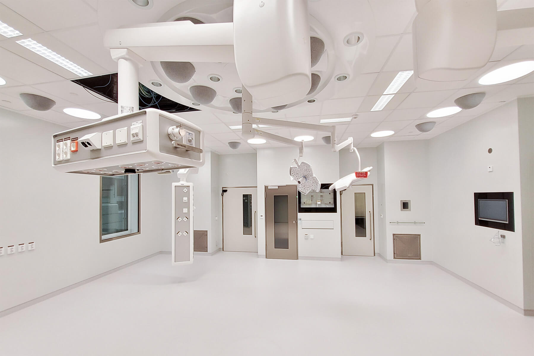 Operation room with wall and door systems